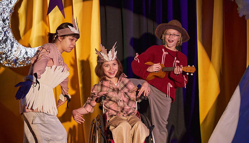 Das Bild zeigt Kinder in einem inklusiven Theaterstück